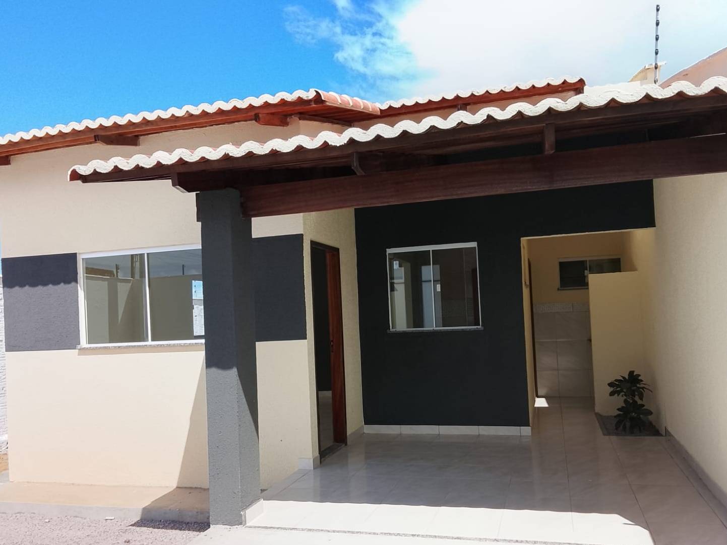 Casa 2/4 de Esquina com suíte