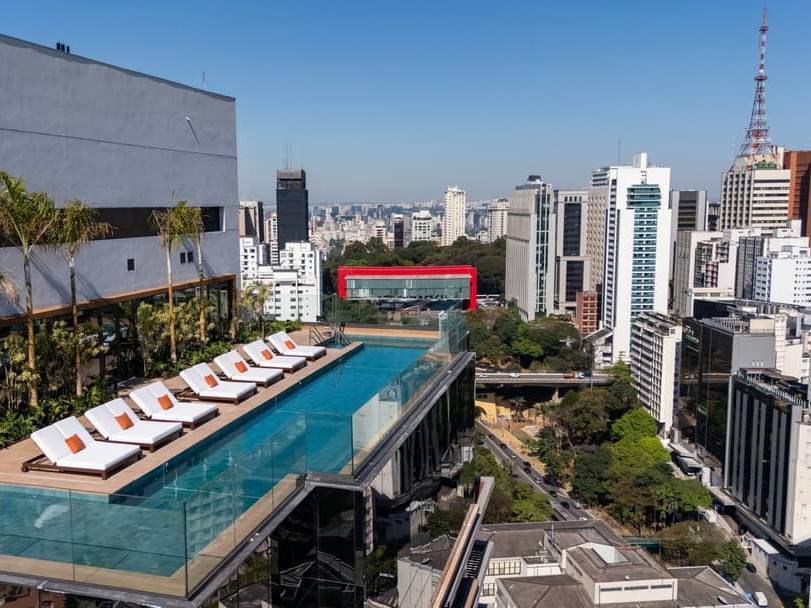 More ao lado do Hotel Rosewood SP
